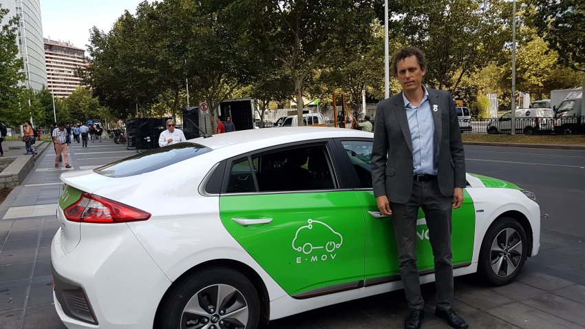 Generadoras de Chile firma convenio con E-mov para uso de taxis eléctricos