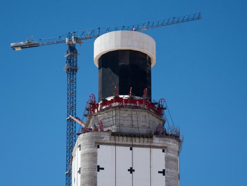 Primera planta termosolar de torre en A. Latina iza su receptor a 220 metros de altura