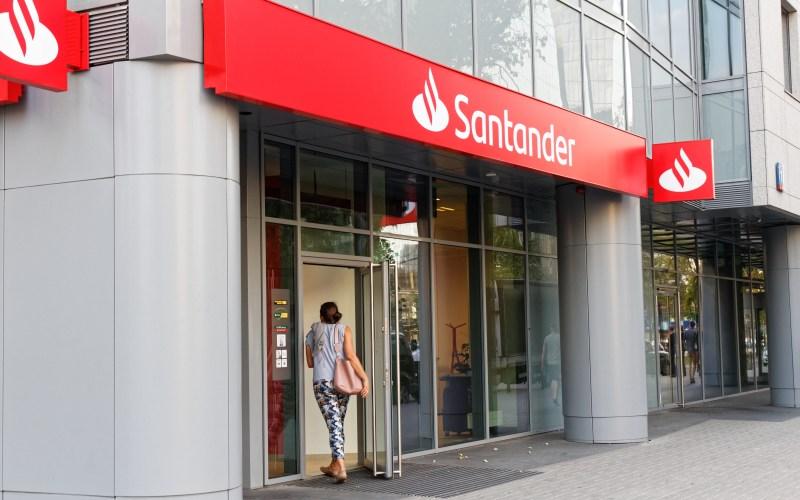 AES Chile certifica el origen renovable del consumo energético de Banco Santander