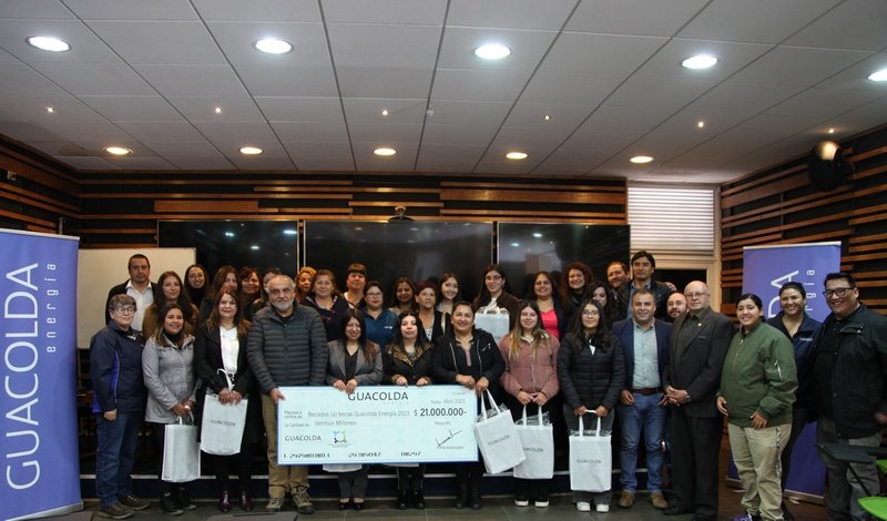 Guacolda Energía entrega becas para la educación superior a 21 jóvenes de Huasco