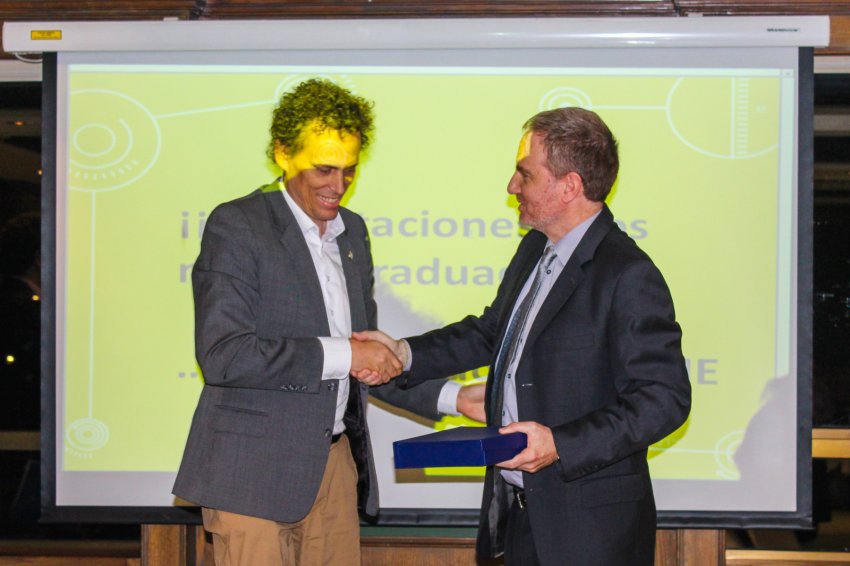 Claudio Seebach recibió premio Ingeniero Eléctrico UC