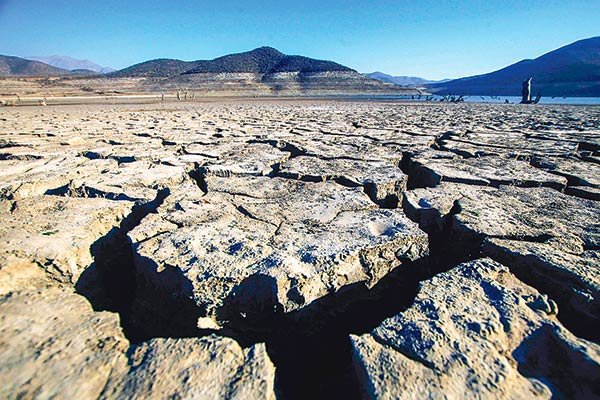 Sequía, eventos extremos y contaminación: las principales preocupaciones de los chilenos ante el cambio climático
