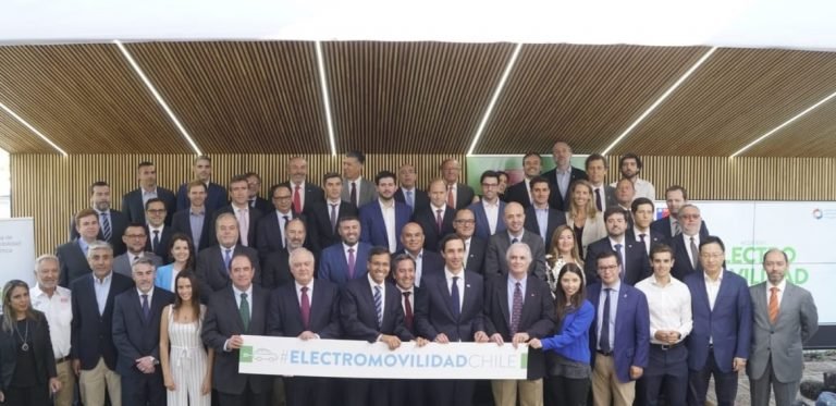 Más de 50 empresas e instituciones firman plan público-privado para impulsar la electromovilidad